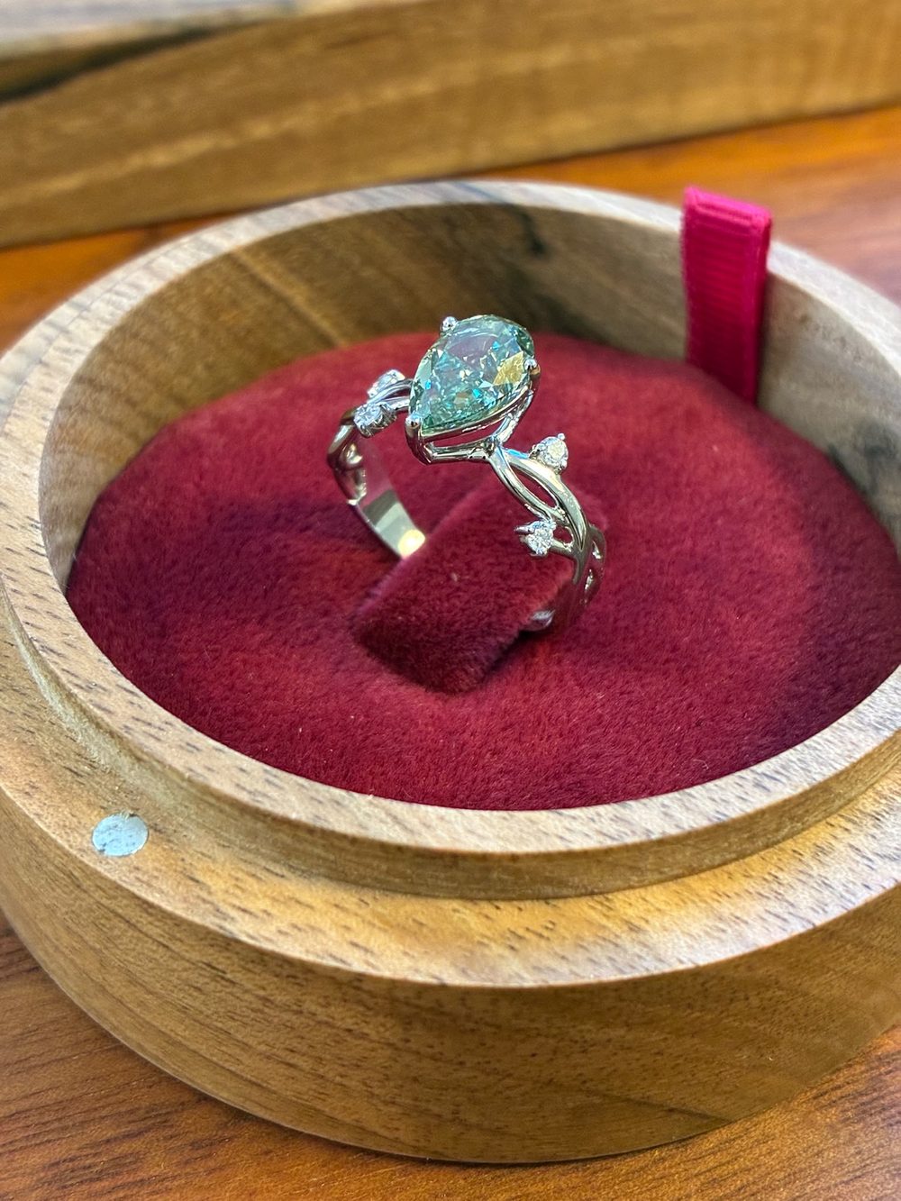 Specialfremstillet naturinspireret forlovelsesring i platin med 1,81 ct grøn pæreformet lab-grown diamant